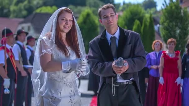 Luna de miel sosteniendo las palomas en la boda tradicional — Vídeo de stock