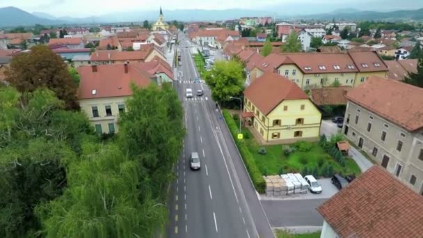 Auto che guidano per le strade principali di un centro storico — Video Stock