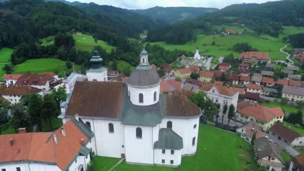 Church located on a hill and a presbitery next to it — Stock Video