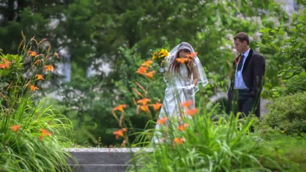 La novia está arreglando su vestido. — Vídeos de Stock