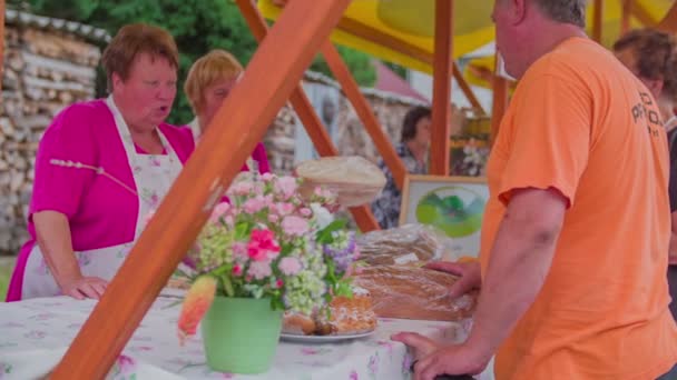 Mann wird auf Bauernmarkt die Brühe gekauft — Stockvideo