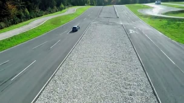 Conducción de coches en pista de carreras — Vídeo de stock