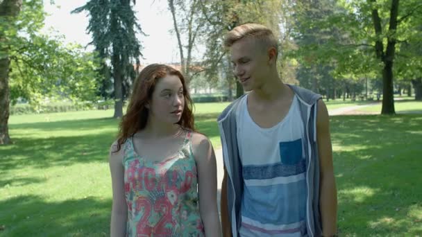 Deux adolescents souriant dans le parc — Video