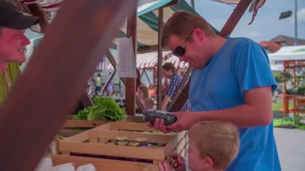 Père achète des produits faits maison auprès de vendeurs — Video