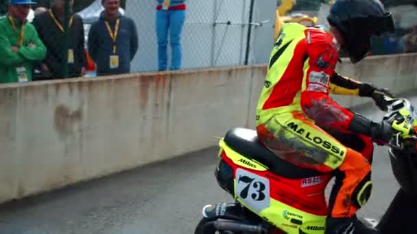 Motociclista paseos en pista en la competencia deportiva — Vídeos de Stock