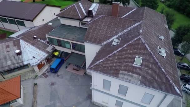 School in een klein dorpje — Stockvideo