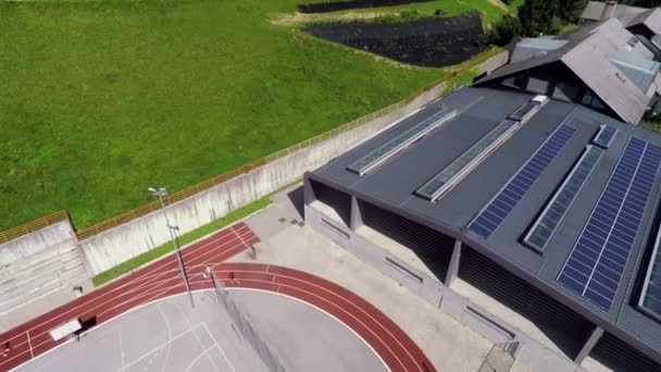 Vista parco giochi e scuola con pannelli solari — Video Stock