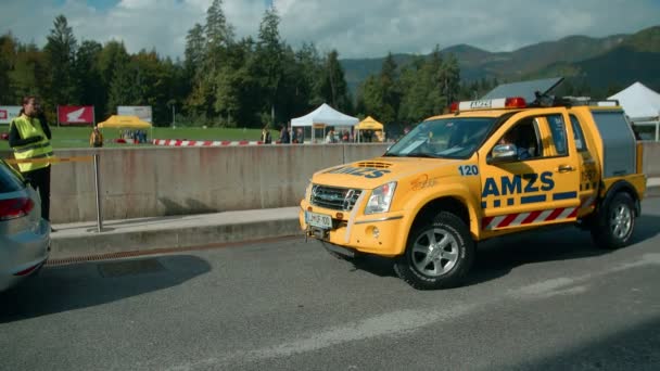 Évacuation de la voiture de la route — Video