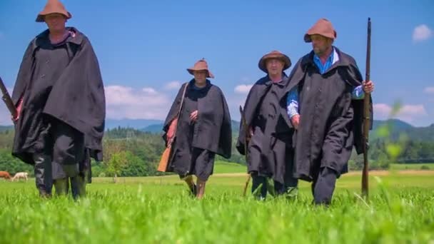 Armee zieht auf dem schönen Schlachtfeld in den Kampf — Stockvideo