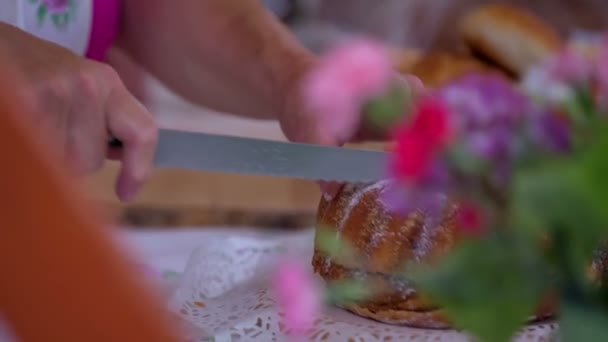 Verkäufer schneidet auf Bauernmarkt das Gebäck — Stockvideo