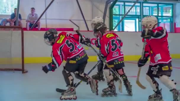 Los niños entrenan hockey en una sala de hockey — Vídeo de stock