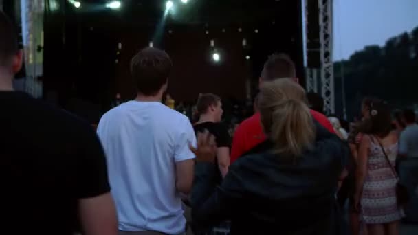 Una señora mayor se divierte en un concierto de rock — Vídeo de stock