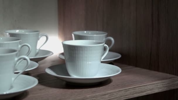 Tasses vides sur une table en bois — Video