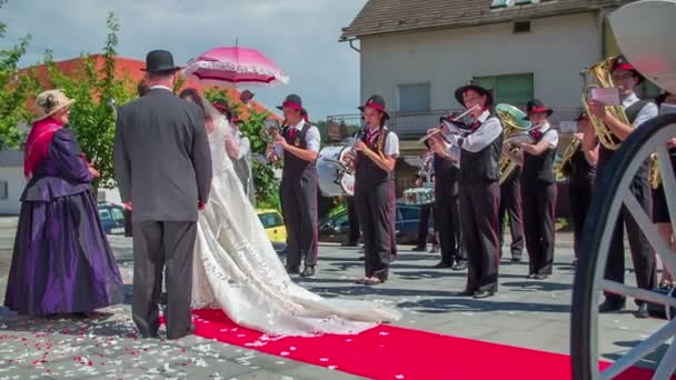 Glad man och hustru på traditionellt bröllop — Stockvideo