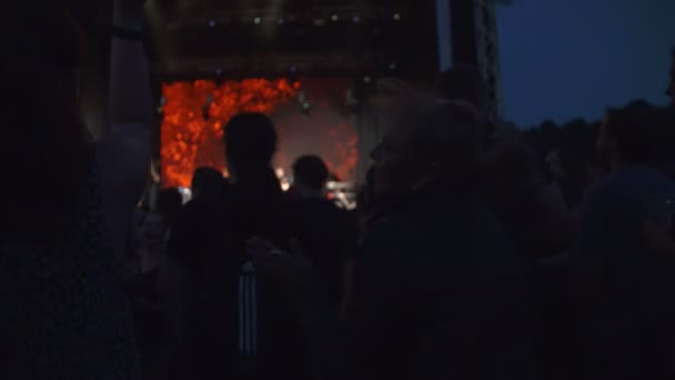 Una signora anziana e le sue amiche sono a un concerto rock — Video Stock