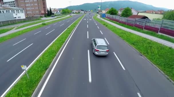 Ana cadde ve yavaş bir trafik — Stok video