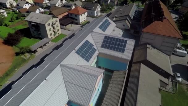 Paneles solares que producen energía solar — Vídeo de stock