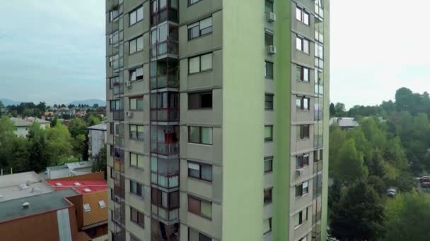 Block of flats in a city — Stockvideo