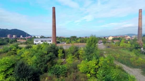 Chimneys located in an isolated part of town — Stok video