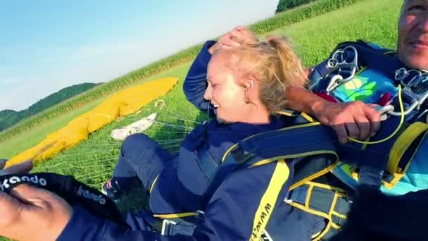 Wanita telah mencoba terjun langit untuk pertama kalinya dalam hidupnya — Stok Video