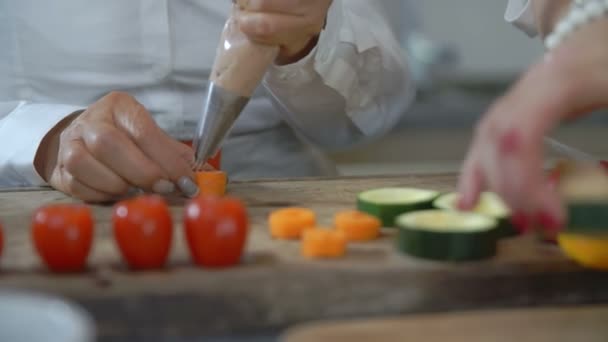 Cuisinières cuisiner dans une cuisine — Video