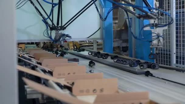 Роботи кладуть чорні шматочки — стокове відео