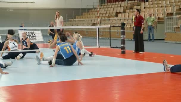 Spieler spielen sitzenden Volleyball — Stockvideo