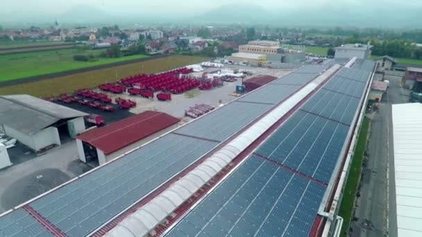 Las células solares en el techo de la fábrica — Vídeo de stock