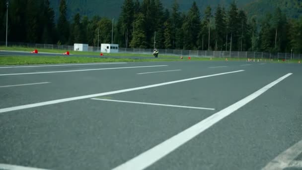 Motociclista paseos en pista en la competencia deportiva — Vídeo de stock