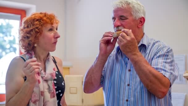 Man is het eten van brood met biologische honing — Stockvideo