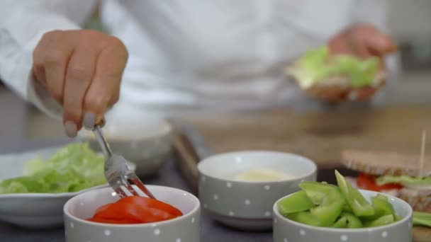 Cozinheiro preparando sanduíche — Vídeo de Stock