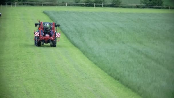 Traktor pflügt Feld um — Stockvideo