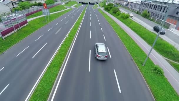 Coche conduciendo lentamente en una carretera — Vídeo de stock