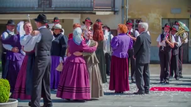 Tanec je součástí obřadu na tradiční svatební — Stock video