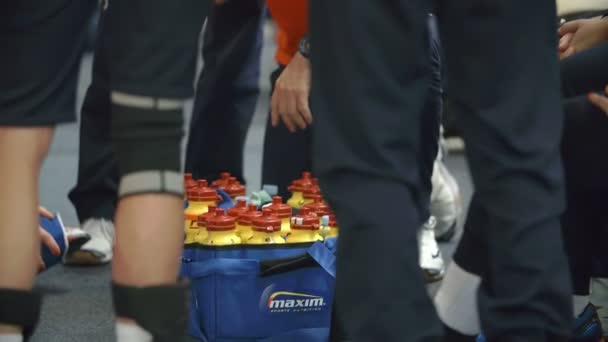 Los jugadores se están refrescando con agua — Vídeos de Stock