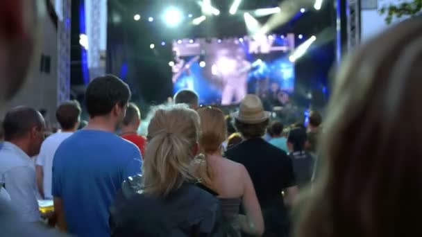 Рок-концерт на летнем фестивале — стоковое видео