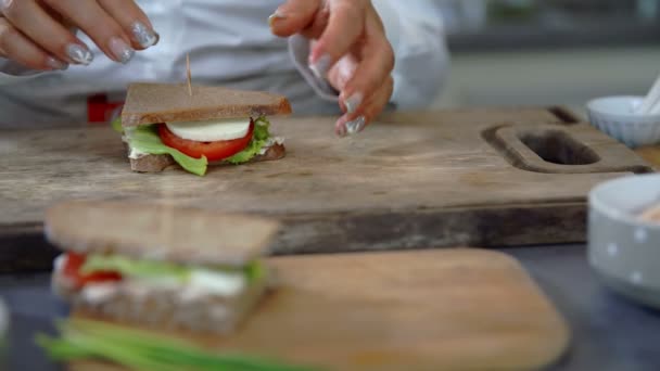 Cozinheiro preparando sanduíche — Vídeo de Stock