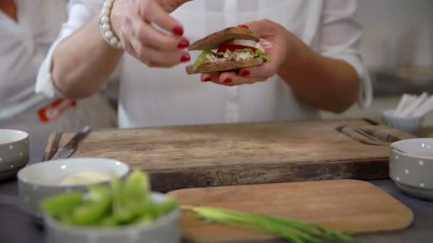 Cookers está preparando un sándwich — Vídeos de Stock