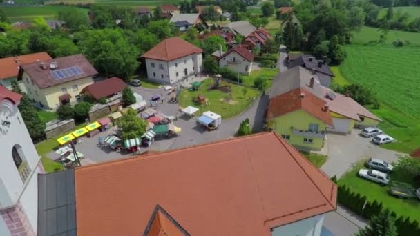 Der Blick aus der Luft auf das Dorf — Stockvideo
