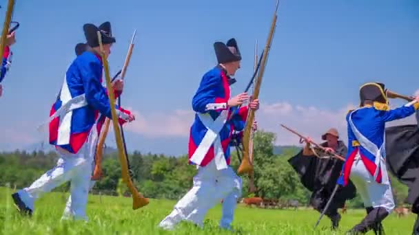 Franska armén i historiska kläder fångar den invändande armén — Stockvideo