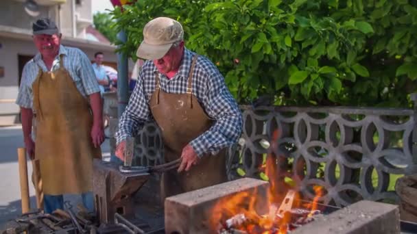 Der Hauptschmied bei der Arbeit auf dem Bauernmarkt — Stockvideo