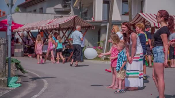 Mother and children is visited the rustic fair — Stockvideo