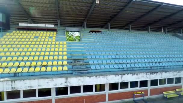 Sillas en una pista de atletismo — Vídeo de stock