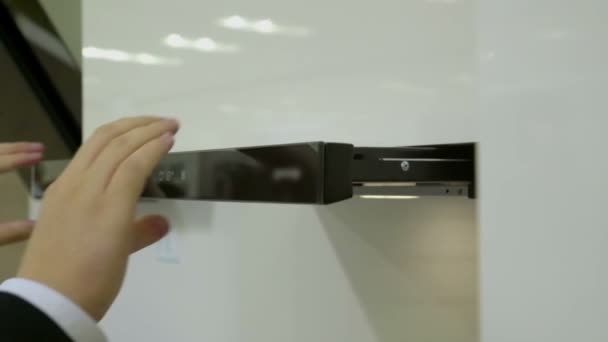 Un homme inspecte l'équipement dans un magasin de cuisine 