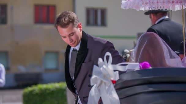 Ehemann verlässt Kutsche bei traditioneller Hochzeit — Stockvideo