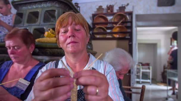 Strickerinnen stricken im alten Dorfhaus das Stroh — Stockvideo