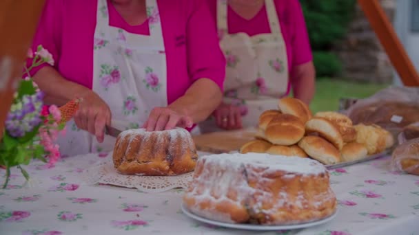 Säljaren skära kakan på rustika fair — Stockvideo