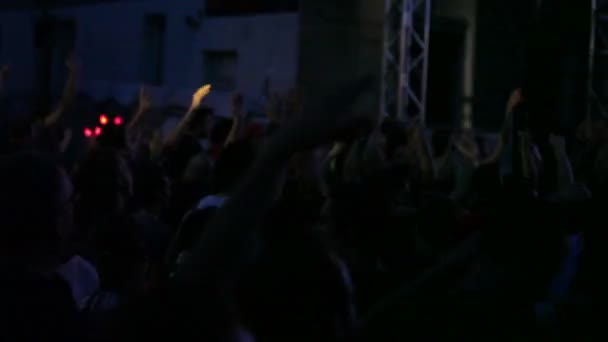 Os jovens estão reunidos num concerto — Vídeo de Stock