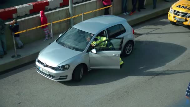 Homem que inspeciona carro antes da corrida — Vídeo de Stock