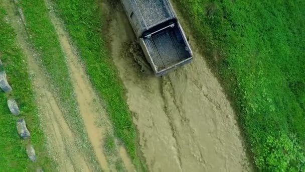 Camion conduisant sur une route de campagne sale — Video